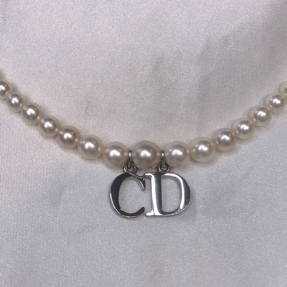 ⭐️ Authentic Dior Pendant Pearl Choker Necklace 💫 - Picture 4 of 10